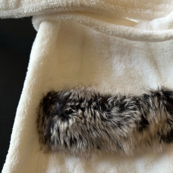 Pottery Barn Faux Fur Ombre soft hooded robe - Picture 4 of 10